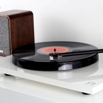 Rega lance la Planar 1 Plus, platine vinyle avec pré-ampli phono intégré